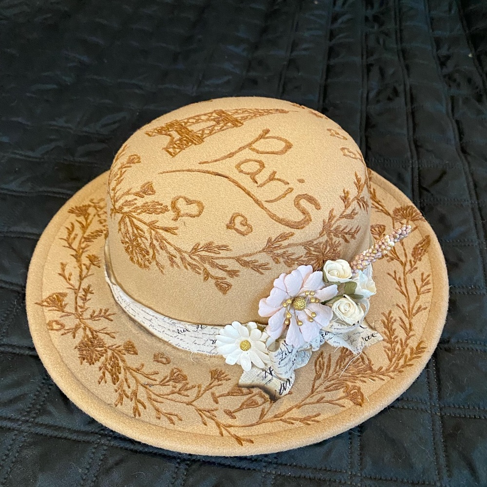 Fedora round top, pyrography Paris and floral design. Floral accents
